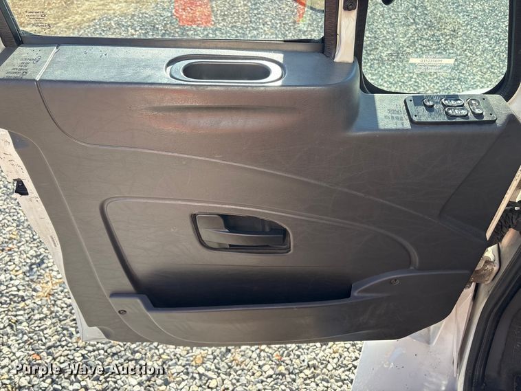 image for item YA1341 2016 International 4300 box truck