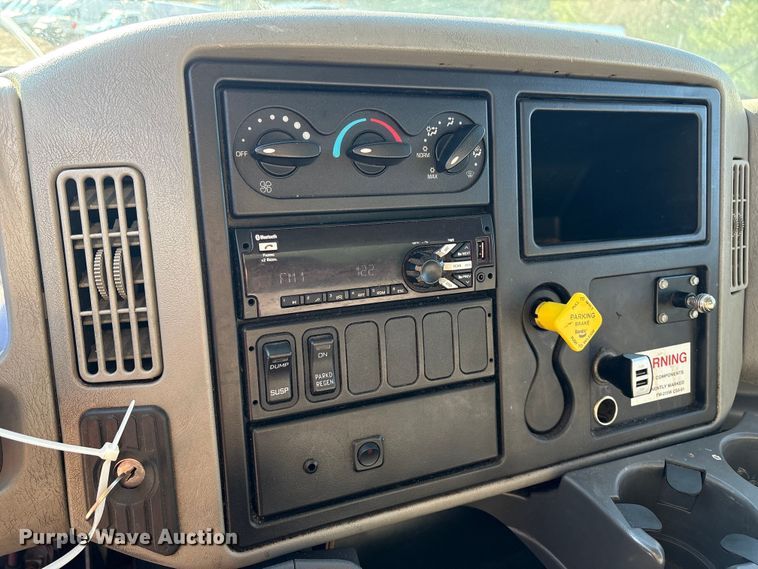 image for item YA1341 2016 International 4300 box truck