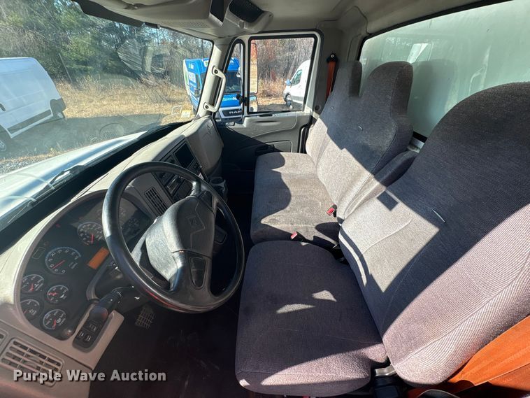 image for item YA1341 2016 International 4300 box truck