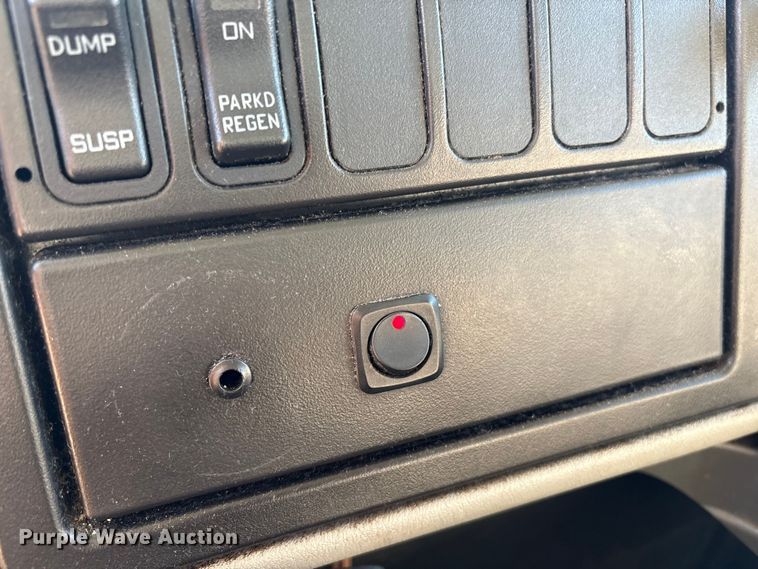 image for item YA1341 2016 International 4300 box truck