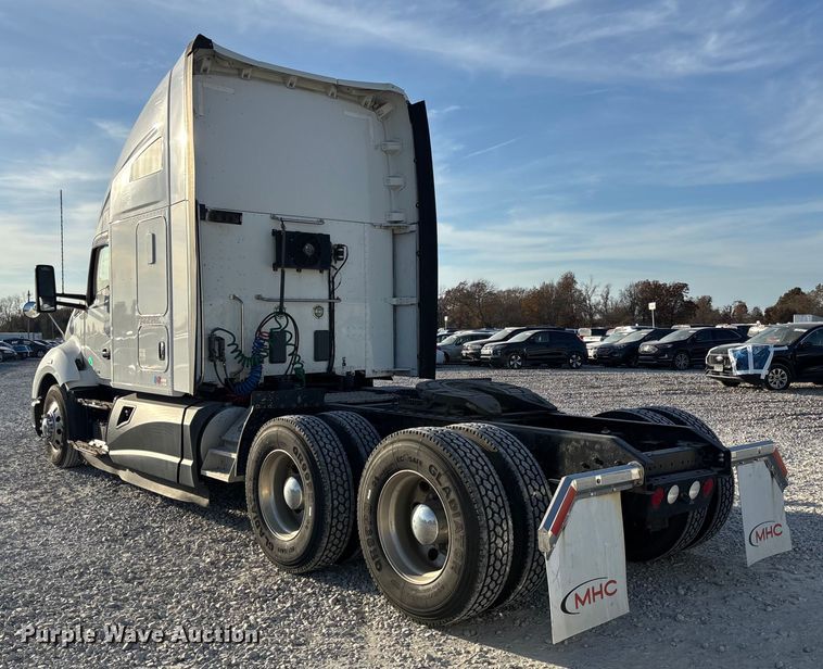 image for item YA1473 2017 Kenworth  T680 semi truck