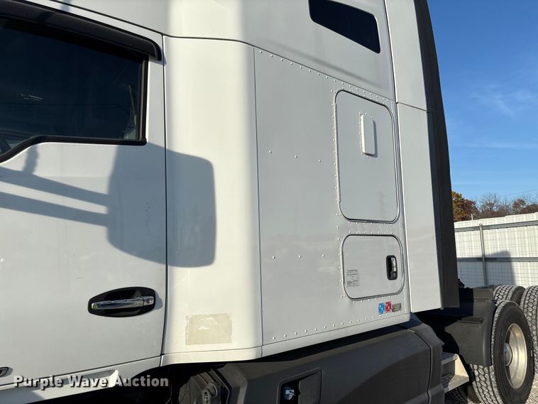 image for item YA1473 2017 Kenworth  T680 semi truck