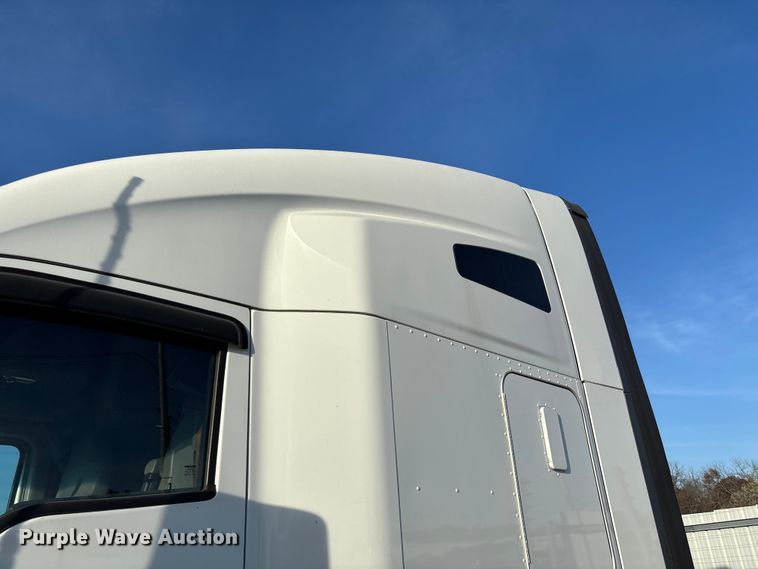 image for item YA1473 2017 Kenworth  T680 semi truck
