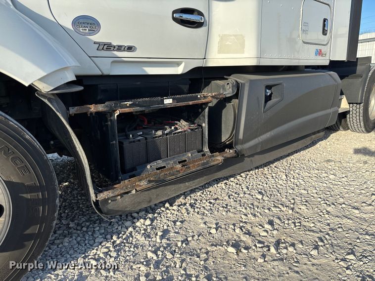 image for item YA1473 2017 Kenworth  T680 semi truck