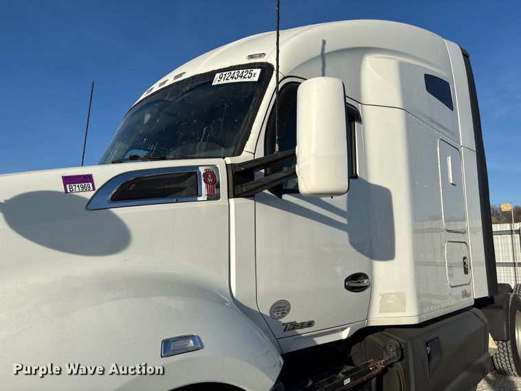 image for item YA1473 2017 Kenworth  T680 semi truck