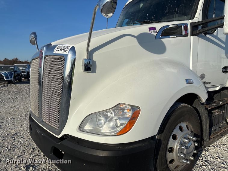 image for item YA1473 2017 Kenworth  T680 semi truck