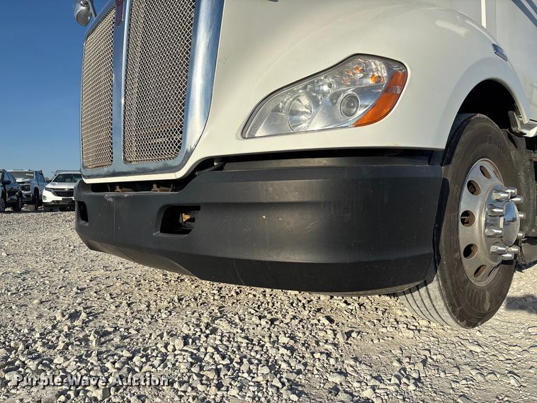 image for item YA1473 2017 Kenworth  T680 semi truck