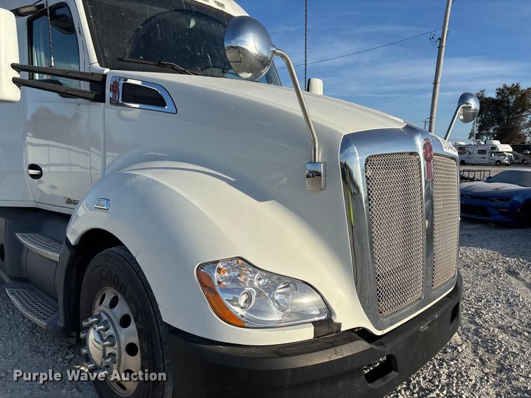 image for item YA1473 2017 Kenworth  T680 semi truck