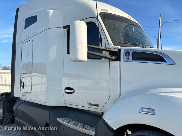 image for item YA1473 2017 Kenworth  T680 semi truck
