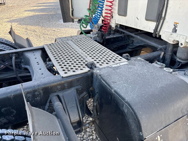 image for item YA1473 2017 Kenworth  T680 semi truck