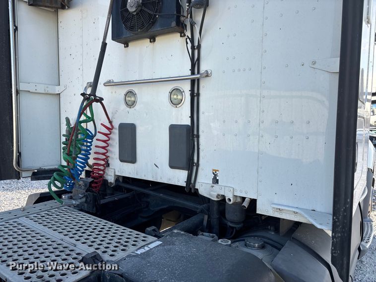 image for item YA1473 2017 Kenworth  T680 semi truck