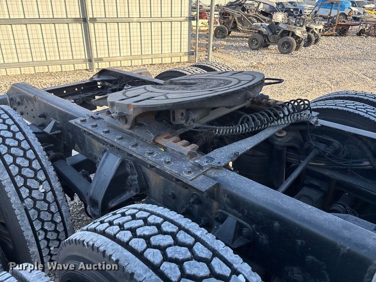 image for item YA1473 2017 Kenworth  T680 semi truck