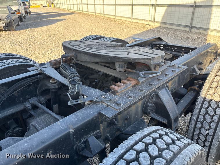 image for item YA1473 2017 Kenworth  T680 semi truck