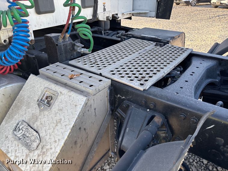 image for item YA1473 2017 Kenworth  T680 semi truck