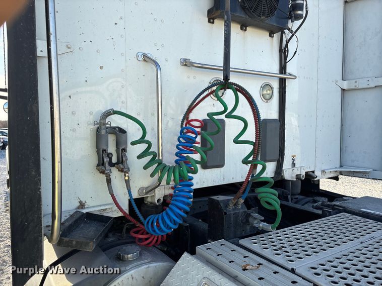 image for item YA1473 2017 Kenworth  T680 semi truck