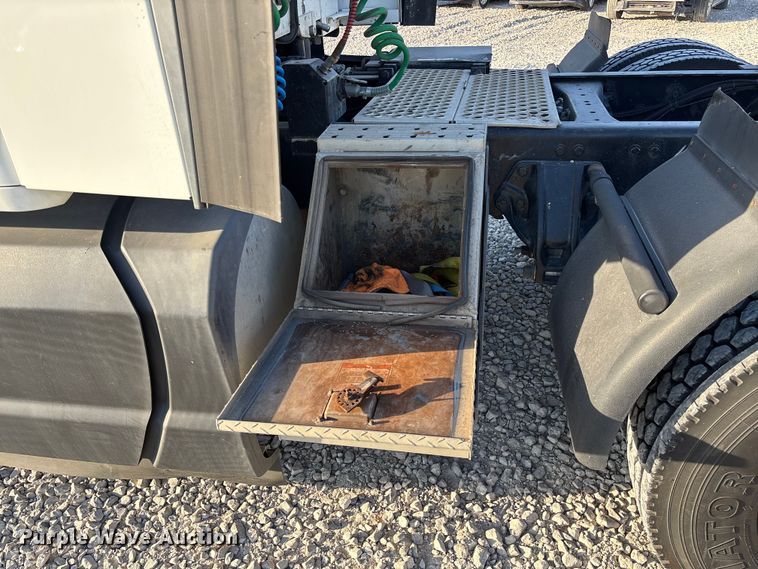 image for item YA1473 2017 Kenworth  T680 semi truck