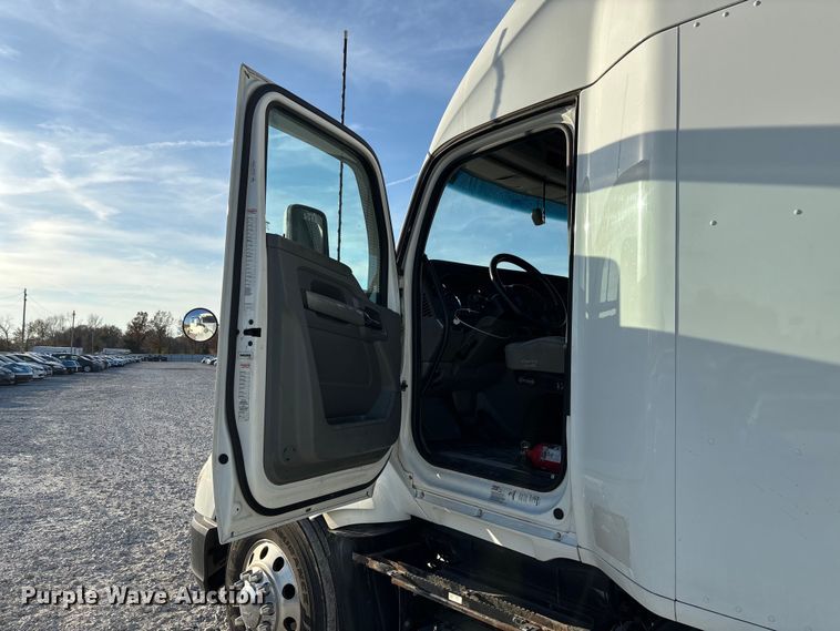 image for item YA1473 2017 Kenworth  T680 semi truck