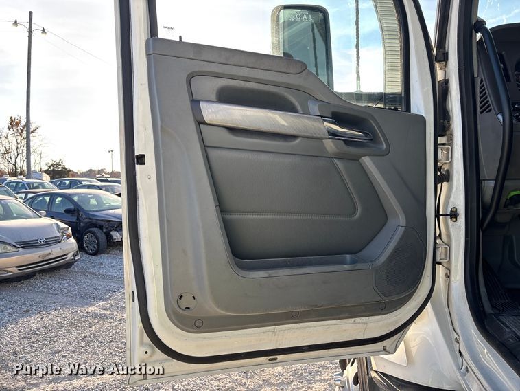 image for item YA1473 2017 Kenworth  T680 semi truck