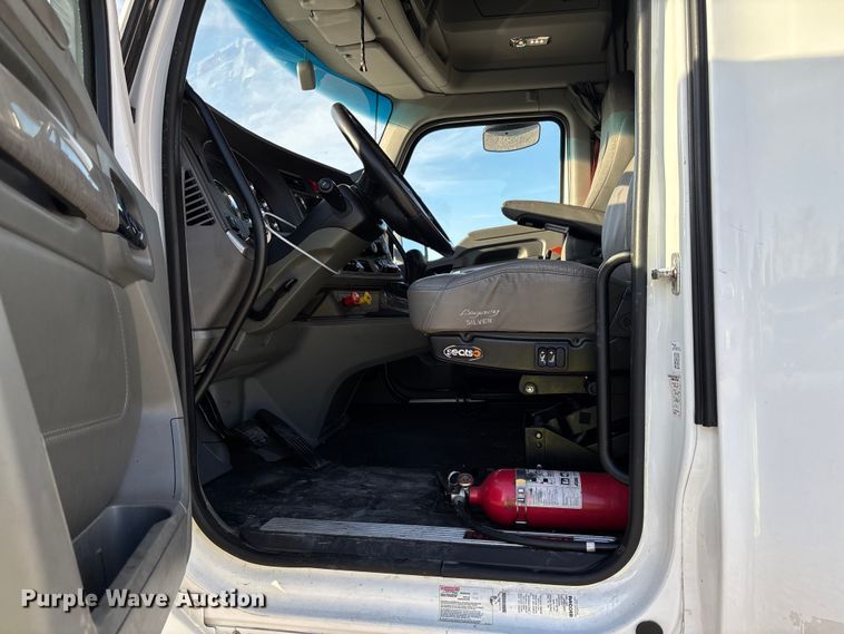 image for item YA1473 2017 Kenworth  T680 semi truck