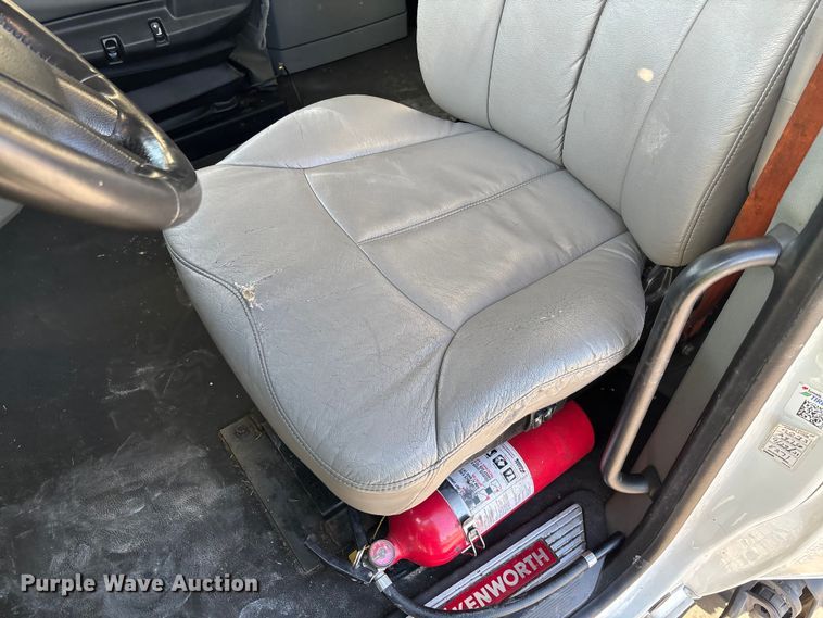 image for item YA1473 2017 Kenworth  T680 semi truck