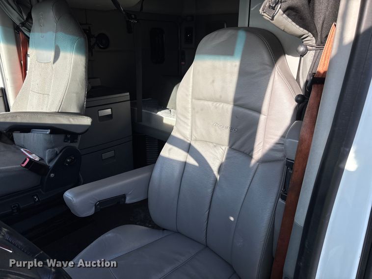 image for item YA1473 2017 Kenworth  T680 semi truck