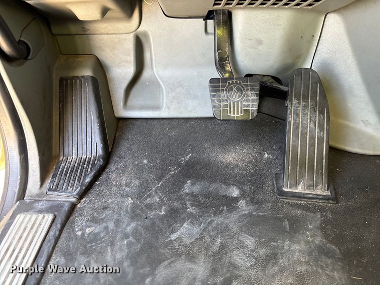 image for item YA1473 2017 Kenworth  T680 semi truck