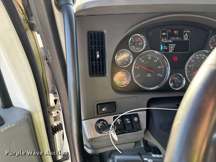 image for item YA1473 2017 Kenworth  T680 semi truck