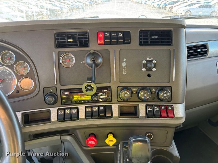 image for item YA1473 2017 Kenworth  T680 semi truck