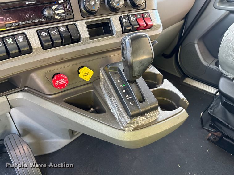 image for item YA1473 2017 Kenworth  T680 semi truck