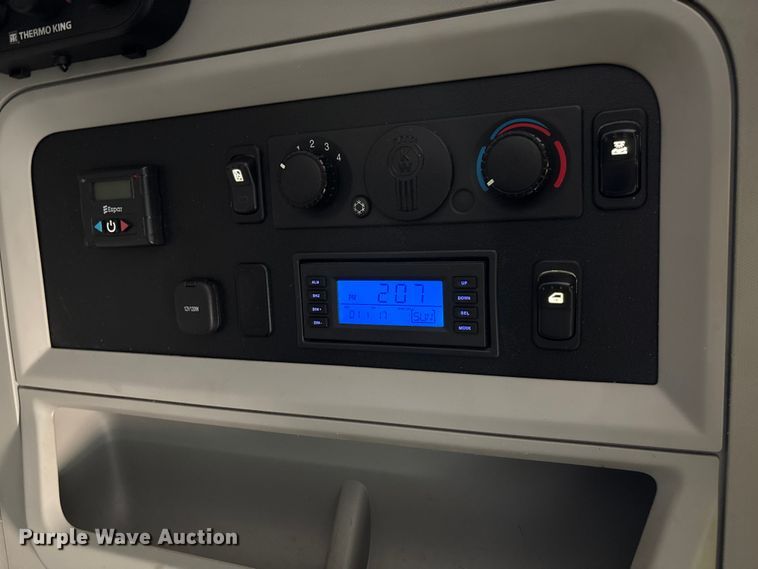 image for item YA1473 2017 Kenworth  T680 semi truck