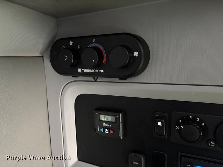 image for item YA1473 2017 Kenworth  T680 semi truck