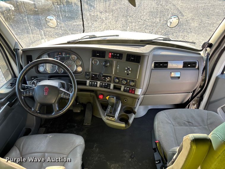 image for item YA1473 2017 Kenworth  T680 semi truck