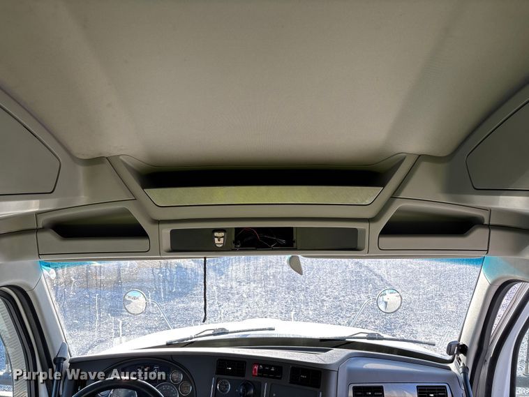 image for item YA1473 2017 Kenworth  T680 semi truck