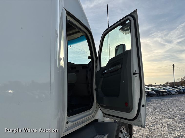 image for item YA1473 2017 Kenworth  T680 semi truck
