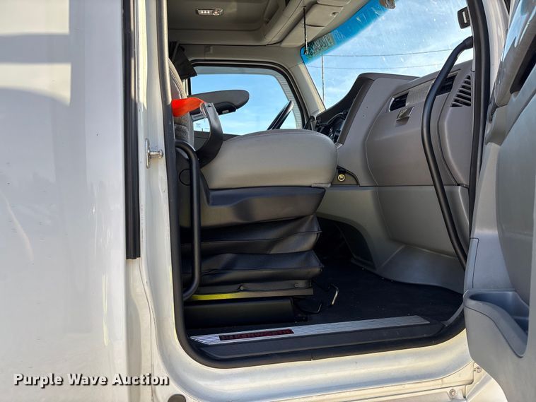 image for item YA1473 2017 Kenworth  T680 semi truck