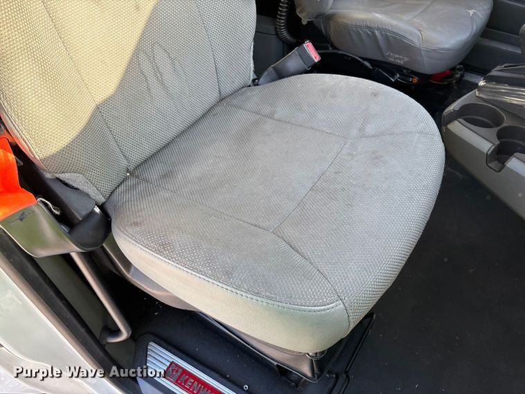 image for item YA1473 2017 Kenworth  T680 semi truck