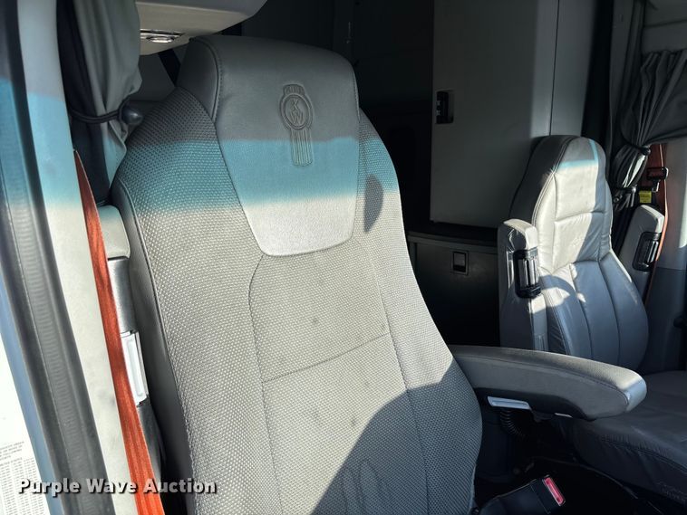 image for item YA1473 2017 Kenworth  T680 semi truck