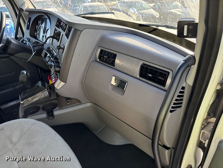 image for item YA1473 2017 Kenworth  T680 semi truck