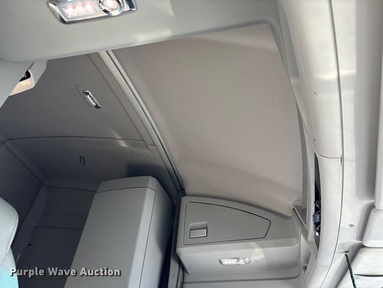 image for item YA1473 2017 Kenworth  T680 semi truck