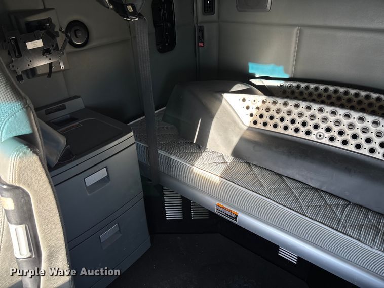 image for item YA1473 2017 Kenworth  T680 semi truck