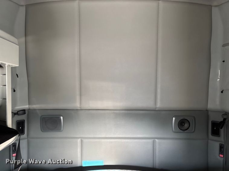 image for item YA1473 2017 Kenworth  T680 semi truck