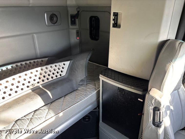 image for item YA1473 2017 Kenworth  T680 semi truck