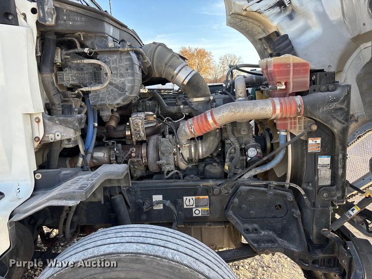 image for item YA1473 2017 Kenworth  T680 semi truck