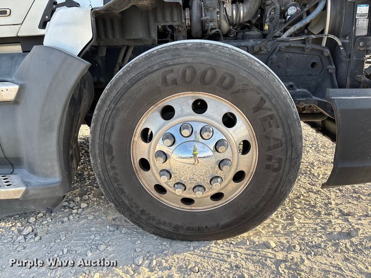 image for item YA1473 2017 Kenworth  T680 semi truck