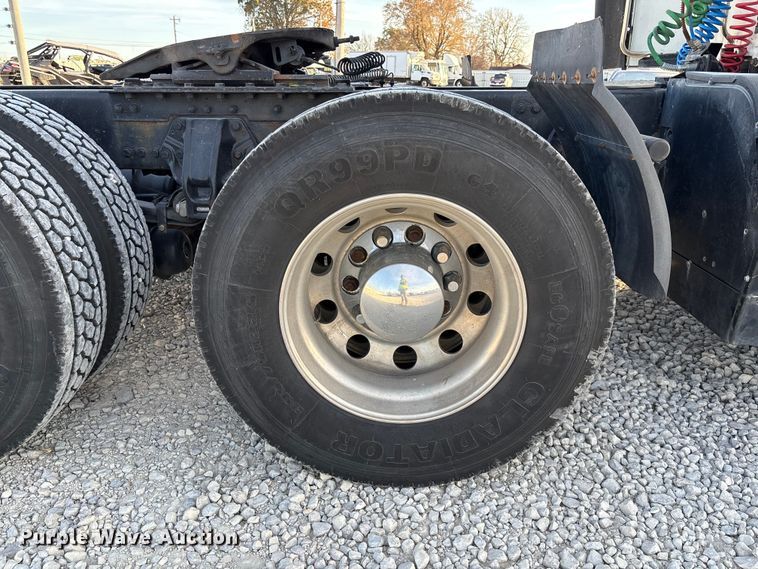 image for item YA1473 2017 Kenworth  T680 semi truck