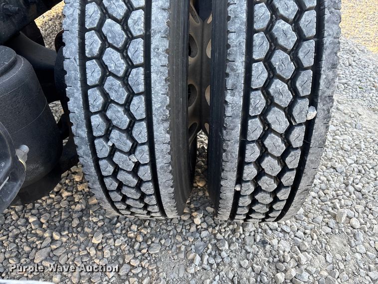 image for item YA1473 2017 Kenworth  T680 semi truck