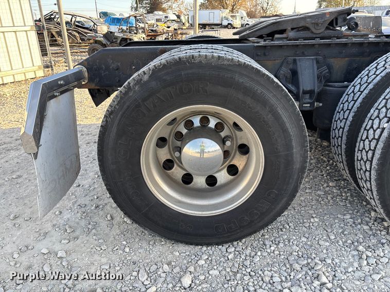 image for item YA1473 2017 Kenworth  T680 semi truck