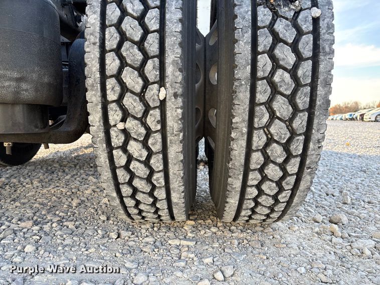 image for item YA1473 2017 Kenworth  T680 semi truck