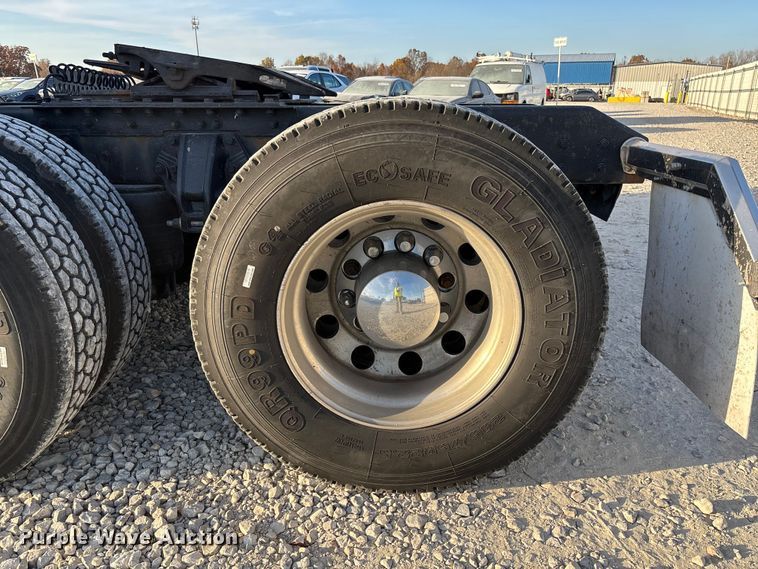 image for item YA1473 2017 Kenworth  T680 semi truck