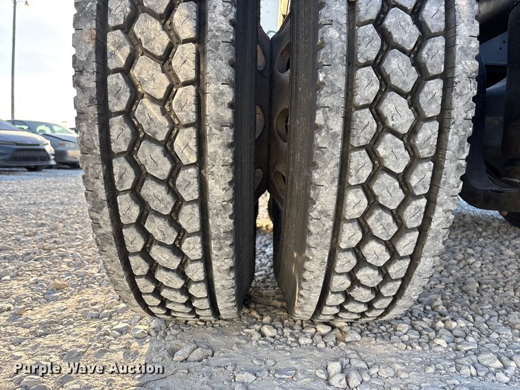 image for item YA1473 2017 Kenworth  T680 semi truck